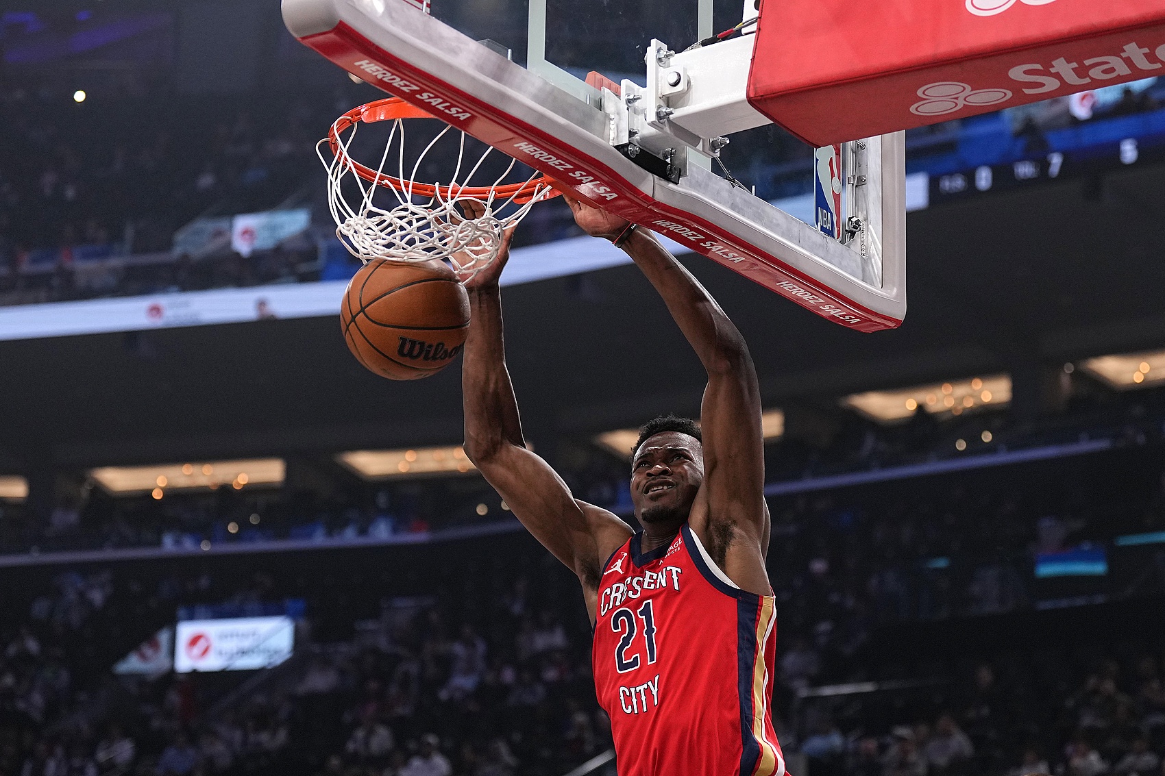 B体育必一运动-攻防发力！米西底线突破起飞暴扣 随后防守端送排球大帽